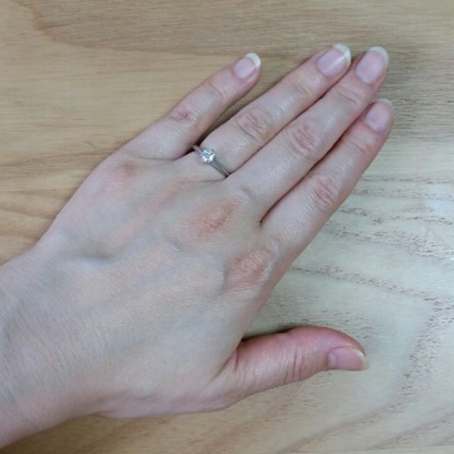 【ティファニー(Tiffany & Co.)の口コミ】 婚約指輪では昔からの定番の一粒ダイヤに憧れててこちらの商品に決めまし…
