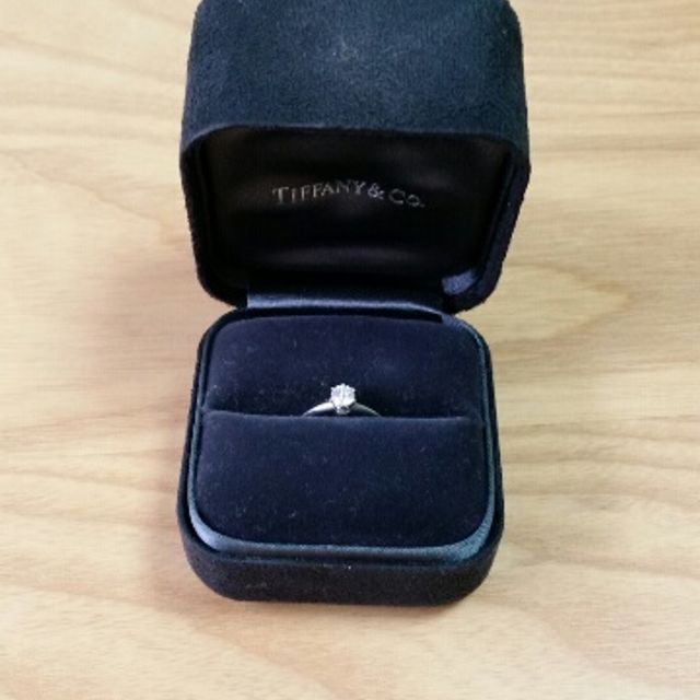 【ティファニー(Tiffany & Co.)の口コミ】 婚約指輪では昔からの定番の一粒ダイヤに憧れててこちらの商品に決めまし…