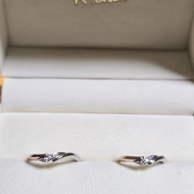 【ケイウノ ブライダル(K.UNO BRIDAL)の口コミ】 アフィニタは本来真ん中に5石小さなダイヤがありますが、彼とお揃いのデザ…