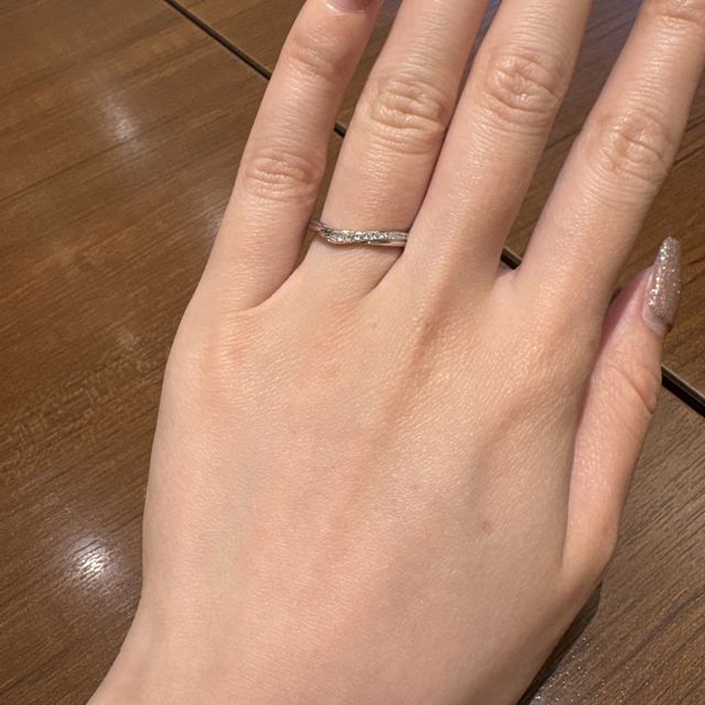 【銀座ダイヤモンドシライシの口コミ】 ダイヤが一つだけでなく、何個もついてますキラキラしてる。
ダイヤ付きの…