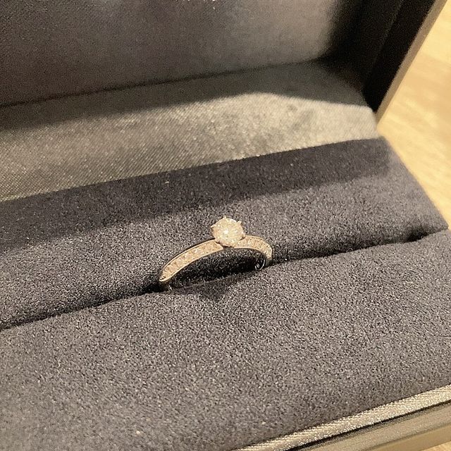 【ラザール ダイヤモンド(LAZARE DIAMOND)の口コミ】 上下で輝く面/シンプルな面と分かれているので、状況や気分に応じて外側に…