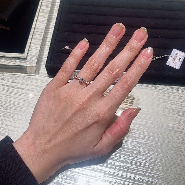 【TRECENTI(トレセンテ)の口コミ】 センターダイヤに向けてリングが絞られていて、指が細く長く見えると思い…