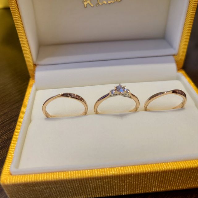 【ケイウノ ブライダル(K.UNO BRIDAL)の口コミ】 セミオーダーでイニシャルの刻印や石の有無など自由に変更することができ…