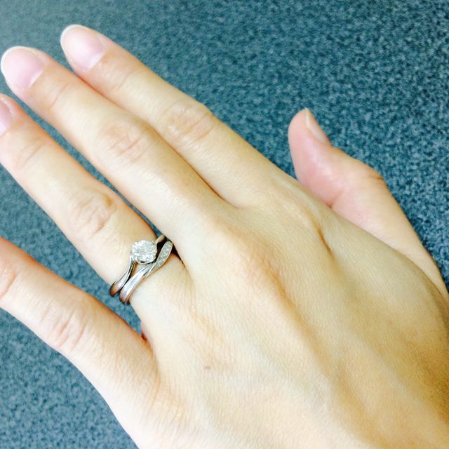 【4℃ BRIDAL(ヨンドシーブライダル)の口コミ】 婚約指輪は一粒ダイヤと決めていて、存在感があるものが良かったので、他…