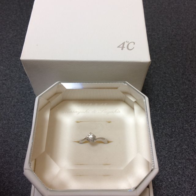 【4℃ BRIDAL(ヨンドシーブライダル)の口コミ】 婚約指輪は一粒ダイヤと決めていて、存在感があるものが良かったので、他…
