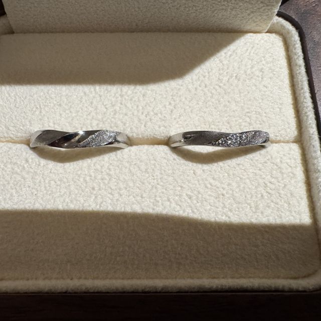 【TANZO.(鍛造指輪)の口コミ】 パートナーが付けている婚約指輪と重ね付け出来るよう、V字を選択しました…