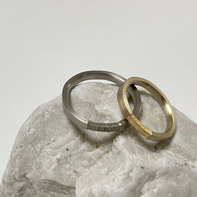 【mina.jewelry(ミナジュエリー)の口コミ】 シンプルですが一部だけ組木を混ぜることでポイントを作りました。また2人…