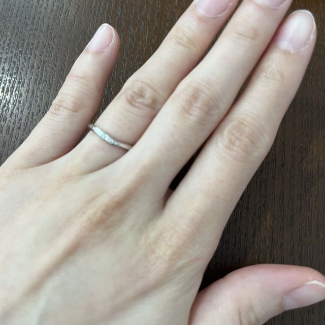 【ケイウノ ブライダル(K.UNO BRIDAL)の口コミ】 カーブのデザインで細めなので、指が華奢に見えます。ダイヤモンドを３つ…