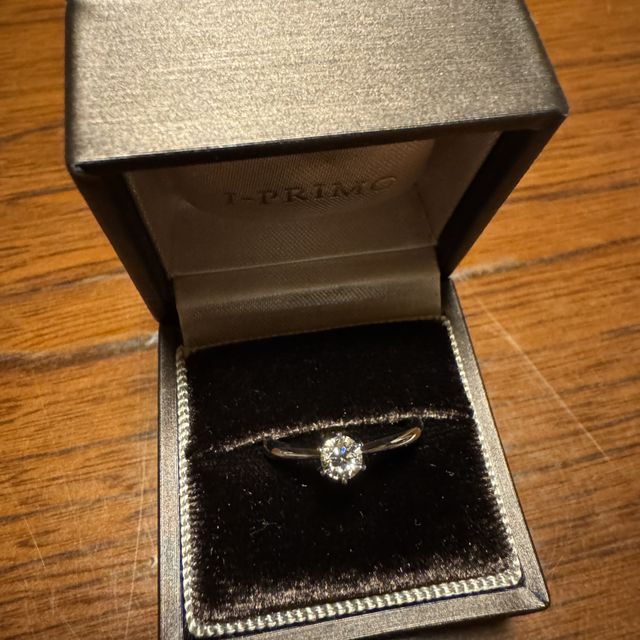 【アイプリモ(I-PRIMO)の口コミ】 シンプルなデザインでダイヤがより一層キラキラと輝くように小窓をサイド…