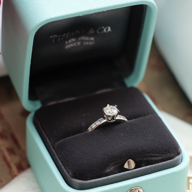 【ティファニー(Tiffany & Co.)の口コミ】 ハーフエタニティのデザインなので、つけた時に前面がキラキラしていてと…