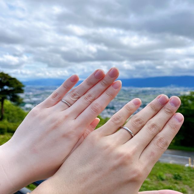 【TOWA(永遠)の口コミ】 女性の指輪は、石が１つ付いています。女性と男性どちらの指輪も、丸みを…