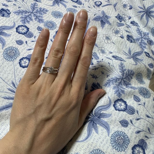 【和光ブライダルブティックギンザの口コミ】 流線型のフォルムが指を綺麗に見せてくれたので、試着でとても気に入りま…