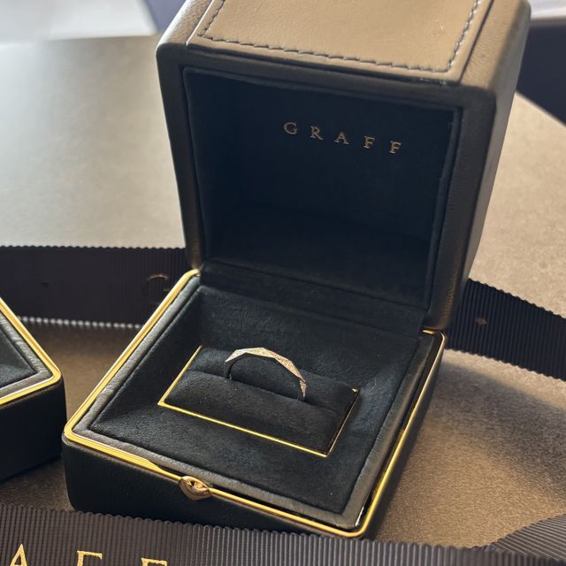 【グラフ(GRAFF)の口コミ】 ダイヤモンドが全周に埋め込まれていて非常に綺麗です。
独自のデザイン性…