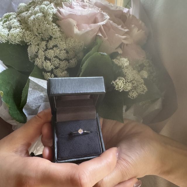 【ラザール ダイヤモンド(LAZARE DIAMOND)の口コミ】 デザイン　シンプルでいつまでもつけていれるのが◎
ダイヤ　珍しいDカラー…