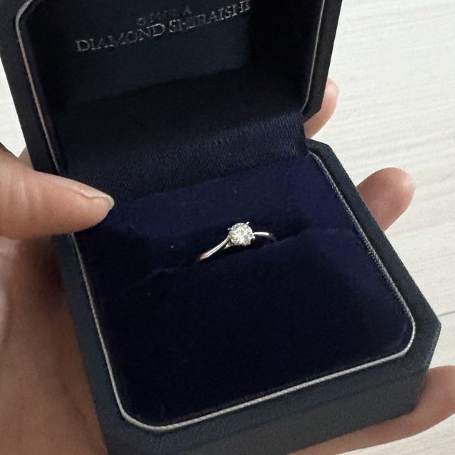 【銀座ダイヤモンドシライシの口コミ】 重ね付けが出来るものを、と最初から探していました。
ウェーブで中央にダ…