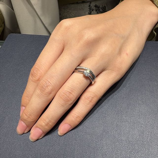 【銀座ダイヤモンドシライシの口コミ】 Plumageは羽を意味するみたいです。
右側に向けてダイヤモンドがキラキラ…