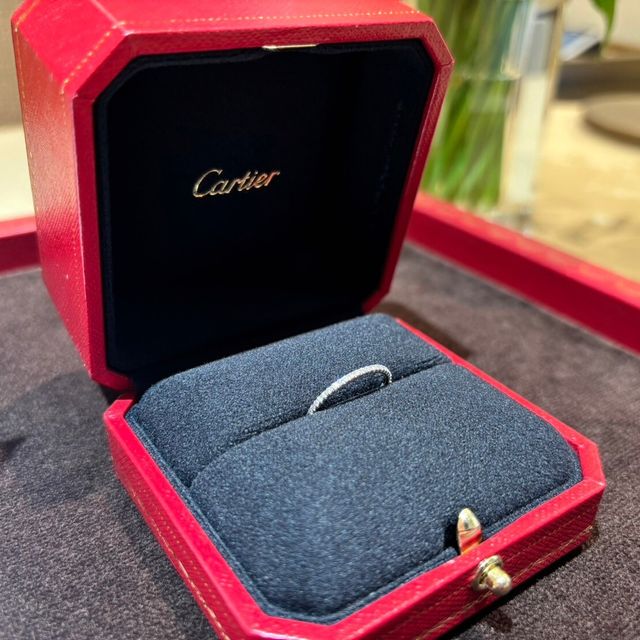 【カルティエ(Cartier)の口コミ】 婚約時だけでなく、ずっと使用できるように重ね付けができる指輪を探して…