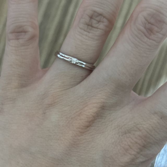 【銀座ダイヤモンドシライシの口コミ】 とてもシンプルで、長年つけていても飽きなさそうなデザインです。刻印も…