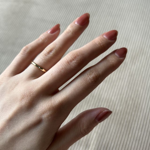 【銀座ダイヤモンドシライシの口コミ】 とってもシンプルで着け心地も良く、婚約指輪との相性もバッチリでした！…