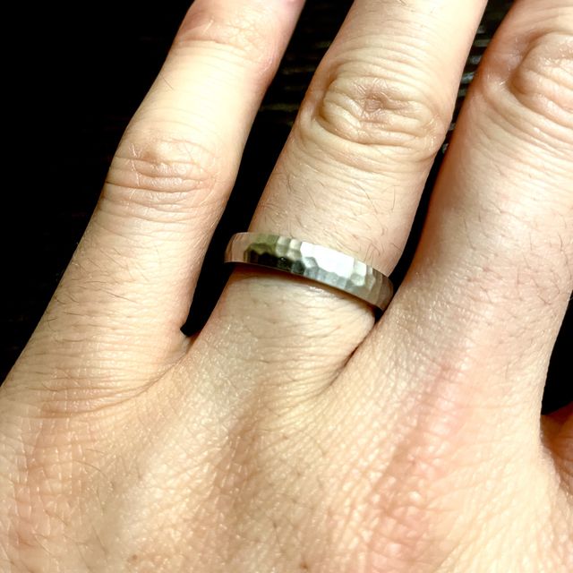 【TANZO.(鍛造指輪)の口コミ】 槌目のつや消しは落ち着いた雰囲気で普段使いにもフォーマルでもシチュエ…