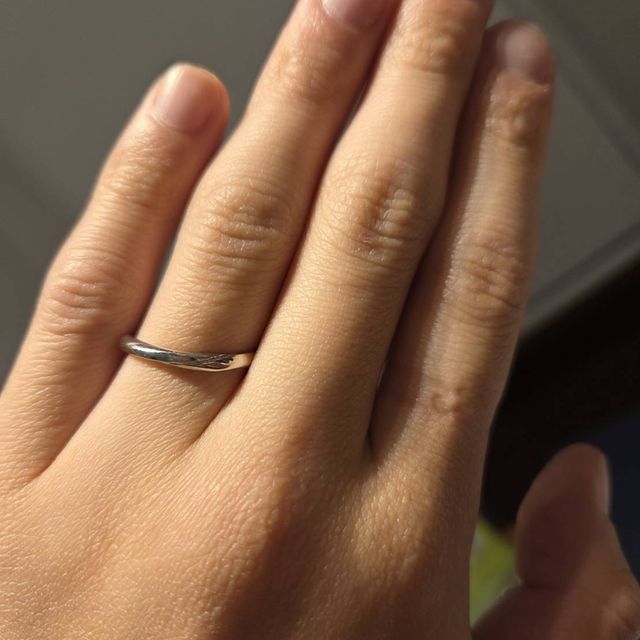 【銀座ダイヤモンドシライシの口コミ】 シンプルでありながらも少しウェーブがかかっているデザインです。パート…