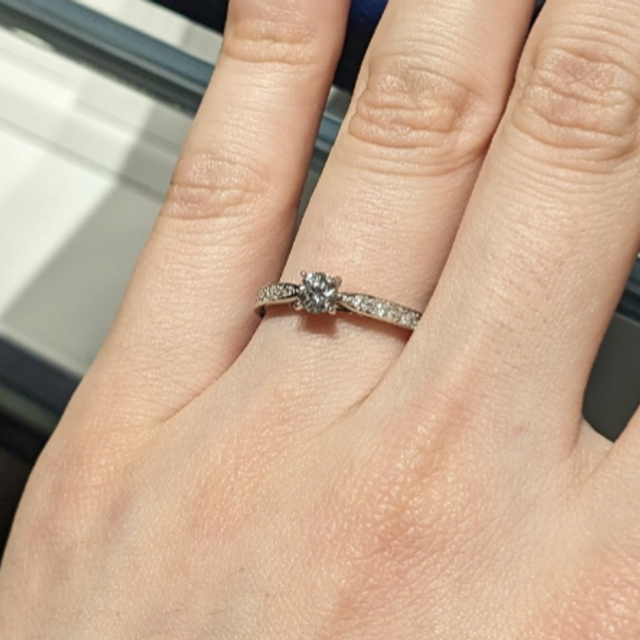 【銀座ダイヤモンドシライシの口コミ】 アームがセンターダイヤに向けて細くなっており、ダイヤも付いているデザ…