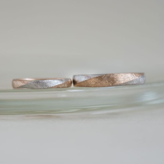 【Cayof(カヨフ)の口コミ】 フリージアは捻れているデザインの指輪です。素材はプラチナとシャンパン…