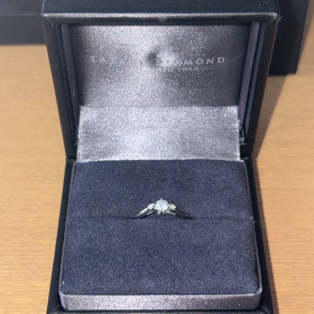 【ラザール ダイヤモンド(LAZARE DIAMOND)の口コミ】 シンプルかつ華やかで、ダイヤモンドの輝きがよく伝わる。ライトを当てた…