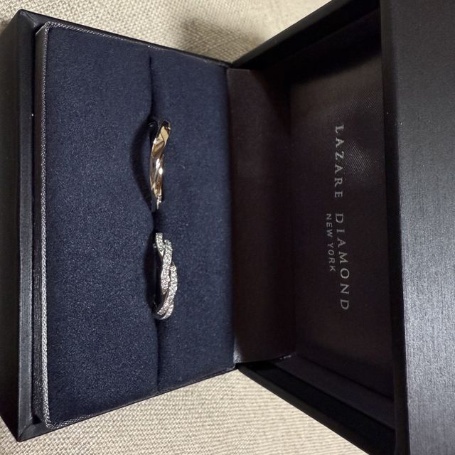 【ラザール ダイヤモンド(LAZARE DIAMOND)の口コミ】 何店舗か他の有名ブランドの指輪を見て周りましたが、デザインが似たよう…