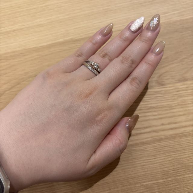 【出雲結(いずもゆい)の口コミ】 シンプルですが少し個性的なデザインが魅力的です。
指輪のベースとライン…