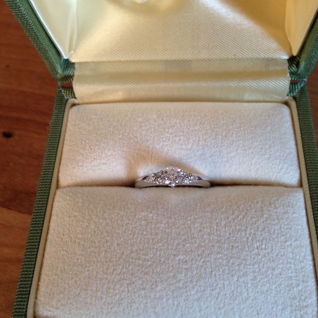 【cadeaux(カドゥー)の口コミ】 欲しかった結婚指輪に合うような婚約指輪を探していました。
メインダイヤ…
