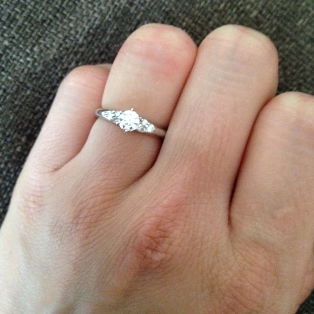 【cadeaux(カドゥー)の口コミ】 欲しかった結婚指輪に合うような婚約指輪を探していました。
メインダイヤ…