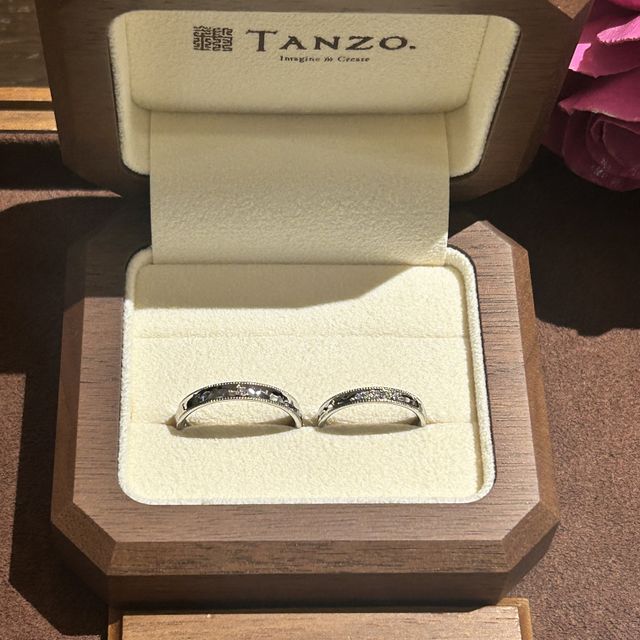 【TANZO.(鍛造指輪)の口コミ】 プラチナ、ミル加工、槌目を入れ、男性用はダイヤ1個、女性用はダイヤ5個…