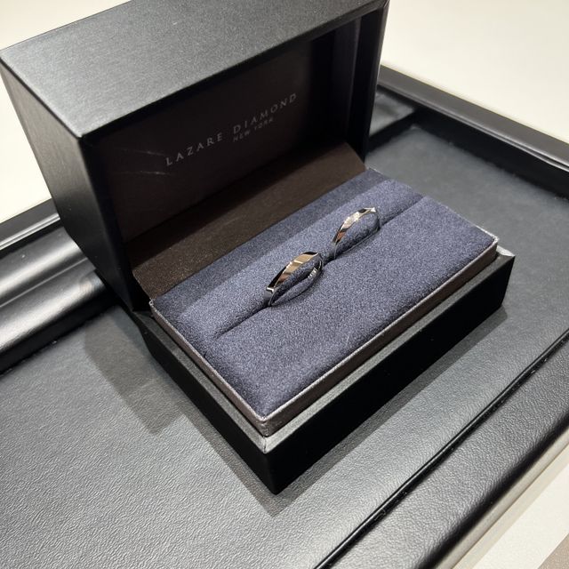【ラザール ダイヤモンド(LAZARE DIAMOND)の口コミ】 プラチナかつ鍛造製なので頑丈な作りになっています。斜めにカットが入っ…