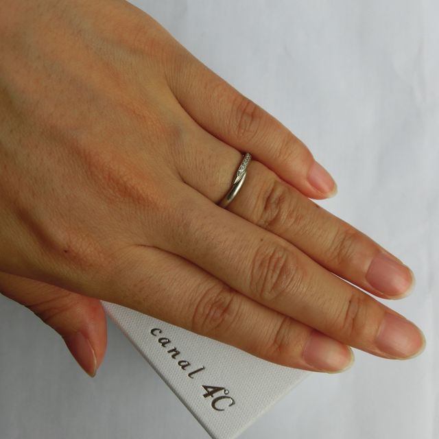 【canal4℃(カナルヨンドシー)の口コミ】 ウェーブ型のデザインを求めていて、一目ぼれで購入しました。ダイヤ無し…