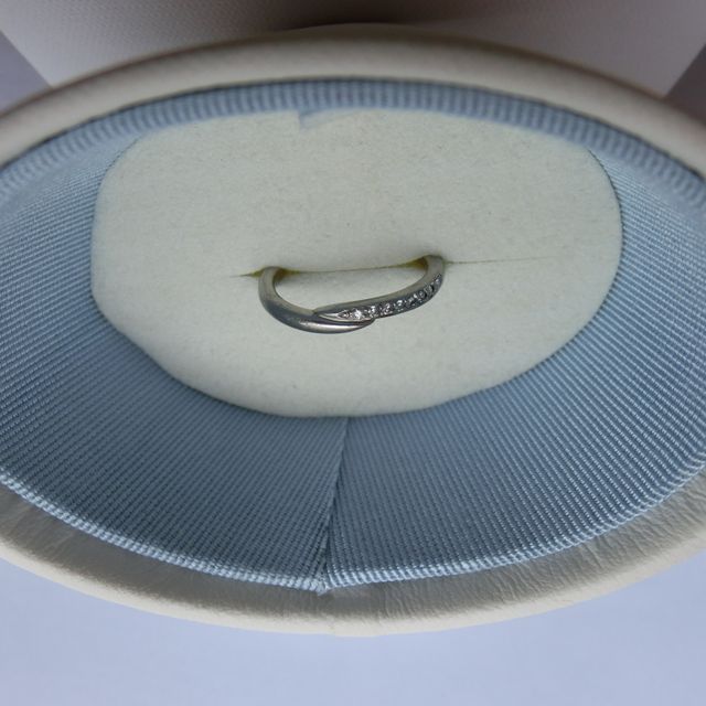 【canal4℃(カナルヨンドシー)の口コミ】 ウェーブ型のデザインを求めていて、一目ぼれで購入しました。ダイヤ無し…