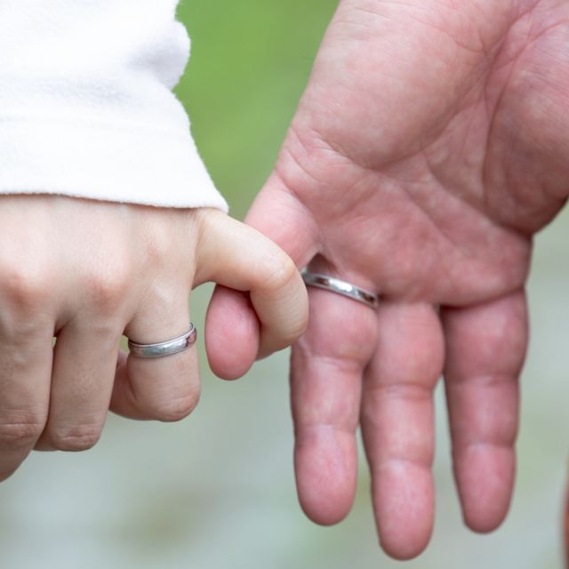 【ジュエリー工房 YAMAMOTOの口コミ】 指輪のデザイン、鎚目デザインを自分たちで作り指輪の外 口周りの点々 部…