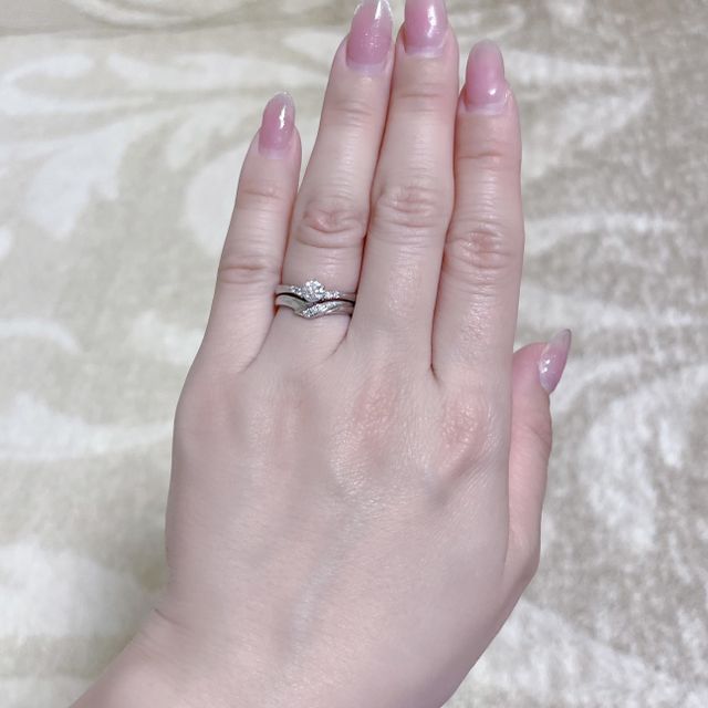 【アイプリモ(I-PRIMO)の口コミ】 婚約指輪と合わせてつけれるデザインで結婚指輪を決めました。V字のデザイ…