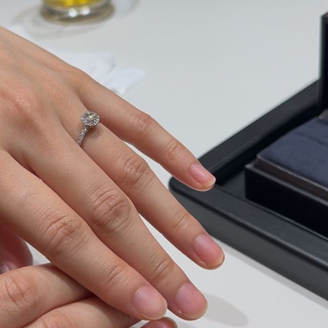 【ラザール ダイヤモンド(LAZARE DIAMOND)の口コミ】 サイドやセンターダイヤモンドのまわりのメレダイヤがすごく綺麗でした。…