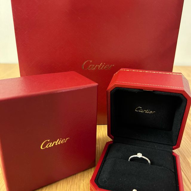 【カルティエ(Cartier)の口コミ】 指になじむ滑らかな着け心地が良いです。結婚指輪と重ねて使っているので…