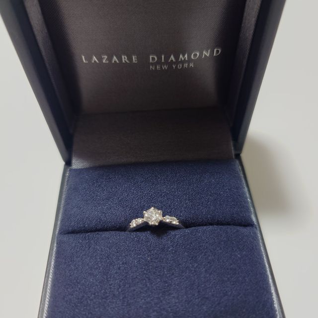 【ラザール ダイヤモンド(LAZARE DIAMOND)の口コミ】 ストレートでメレダイヤが付いてるところか華奢ながら華やかでかわいいで…