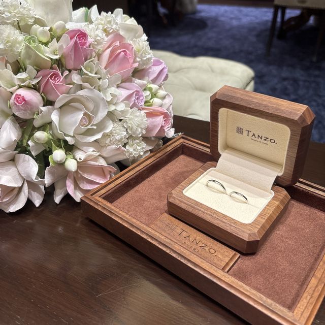 【TANZO.(鍛造指輪)の口コミ】 人と被りにくいV型の結婚指輪を選びました。
ポイントとしては、結婚指輪…