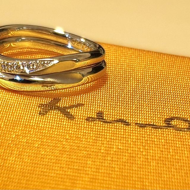 【ケイウノ ブライダル(K.UNO BRIDAL)の口コミ】 2つを重ねるとハートになるデザインでとても可愛いです
またハート部分は…