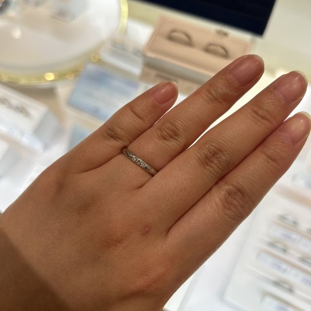 【4℃ BRIDAL(ヨンドシーブライダル)の口コミ】 ほかのところで気になった指輪と同じタイプで、シンプルでダイヤが3石つい…