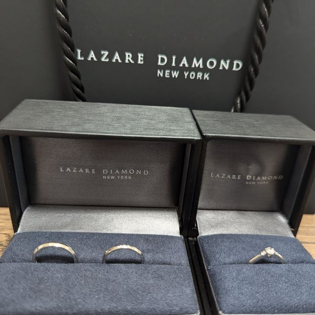 【ラザール ダイヤモンド(LAZARE DIAMOND)の口コミ】 リングにエッジが入っているデザインで、シンプルながらカッコよさもあり…