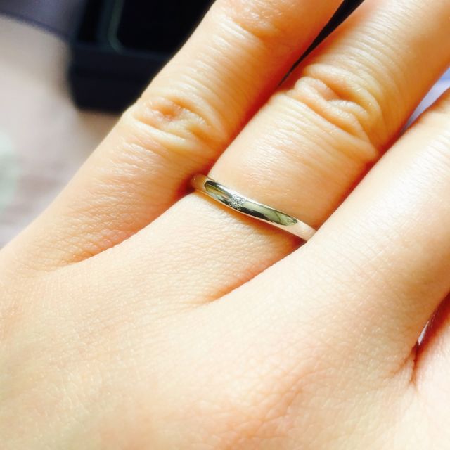 【銀座ダイヤモンドシライシの口コミ】 私も彼も普段アクセサリーを着けないので、シンプルで着け心地が良いこと…