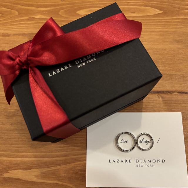 【ラザール ダイヤモンド(LAZARE DIAMOND)の口コミ】 アームの上下左右にメレダイヤを贅沢にあしらったデザインで、どの角度か…