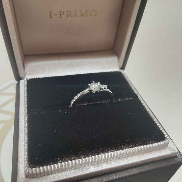 【アイプリモ(I-PRIMO)の口コミ】 左にはライン状にダイヤモンドが並んでおり、右にはポイントでダイヤモン…