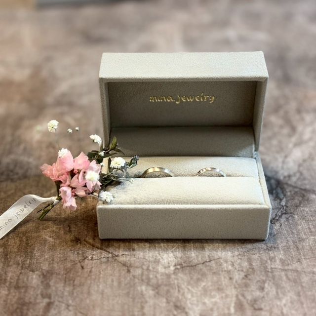 【mina.jewelry(ミナジュエリー)の口コミ】 新郎
幅:3ミリ、素材:シャンパンゴールド、
デザイン:波ひねり

新婦
幅:3…