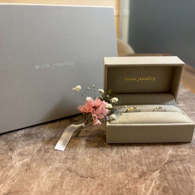 【mina.jewelry(ミナジュエリー)の口コミ】 新郎
幅:3ミリ、素材:シャンパンゴールド、
デザイン:波ひねり

新婦
幅:3…